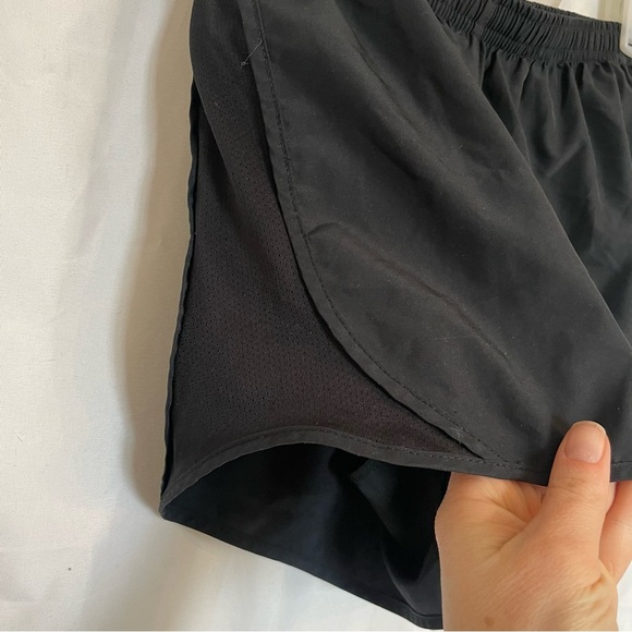 NIKE Girl’s Black Running Shorts Inner Liner Size XL - Picture 2 of 9